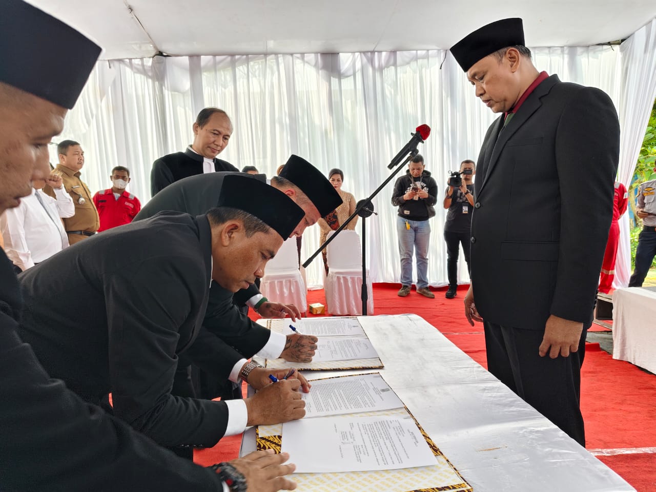 Aldo Sirait Melakukan Penandatanganan Berita Acara Pelantikan