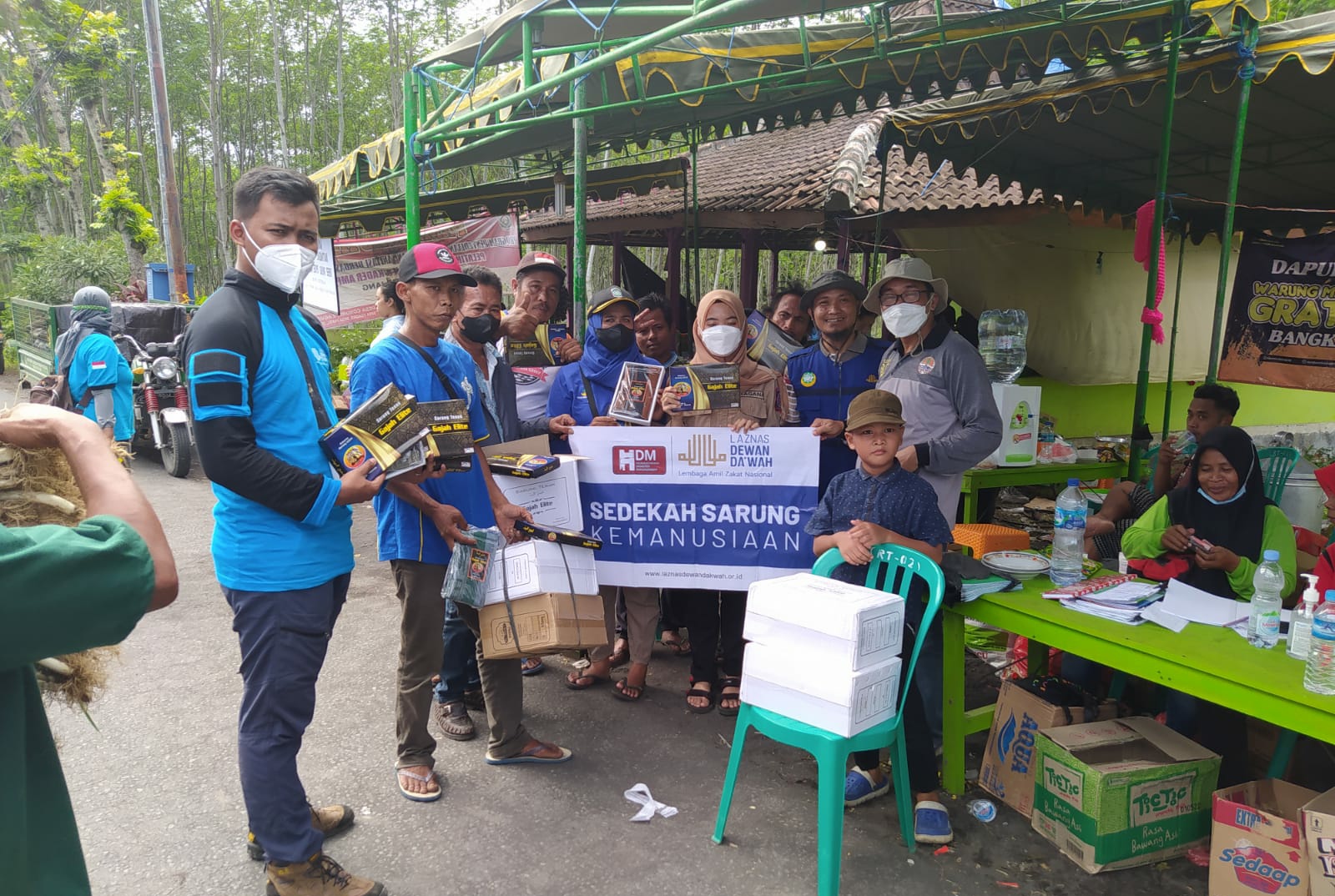 Bantuan mukena dari Laznah DDI