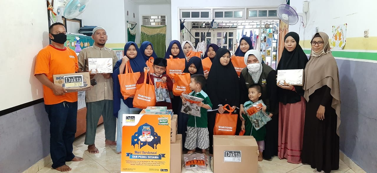 Dakta Peduli menyalukan bantuan ke Rumah Harapan Asrama Yatim Piatu dan Dhuafa Dukuh Zamrud Bekasi