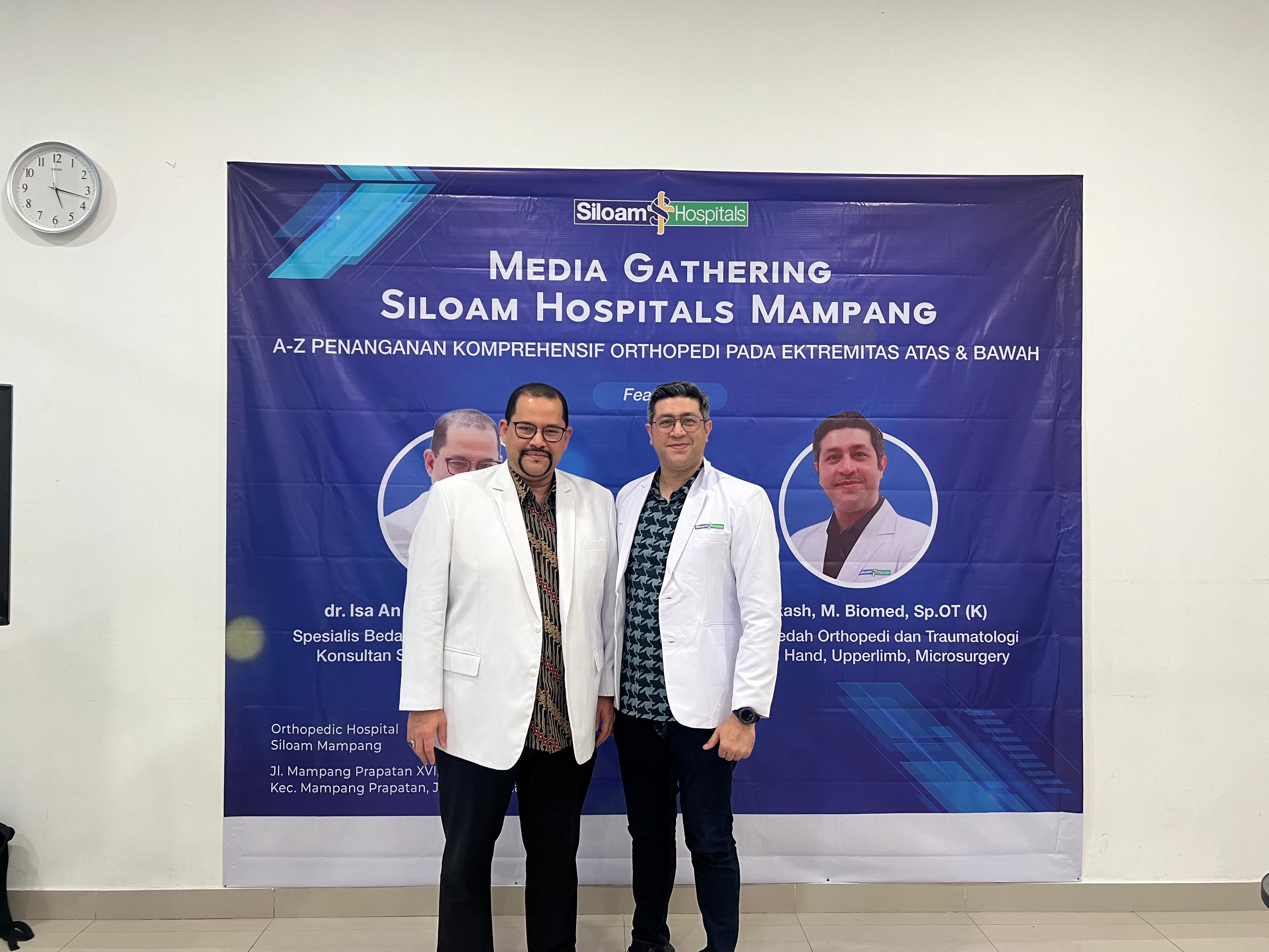 Dua dokter spesialis ortopedi dari Siloam Hospitals Mampang