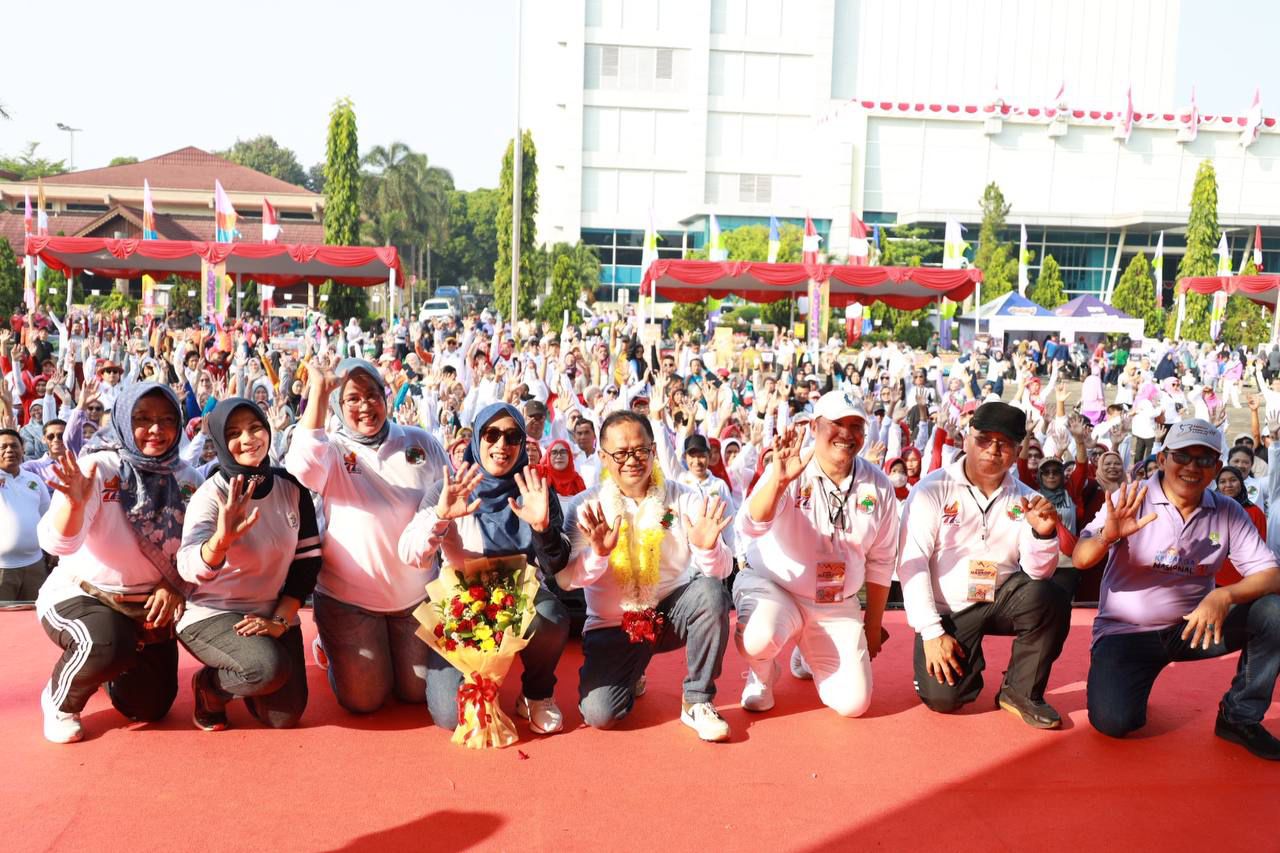 Foto Bersama Gani Muhamad Ditemani H.Ade dengan Unsur Pelaku Koperasi