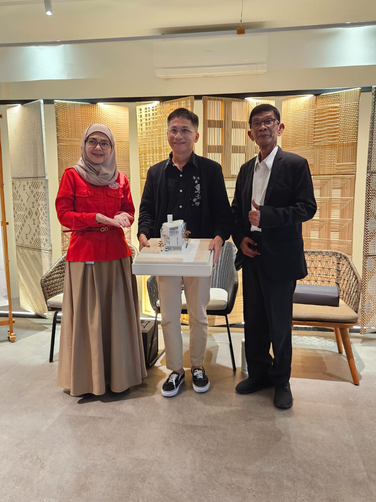 Foto Bersama Narasumber Dari sebelah kiri Nyiayu Chairunnikma Head of Marketing PT Cemindo Gemilang 