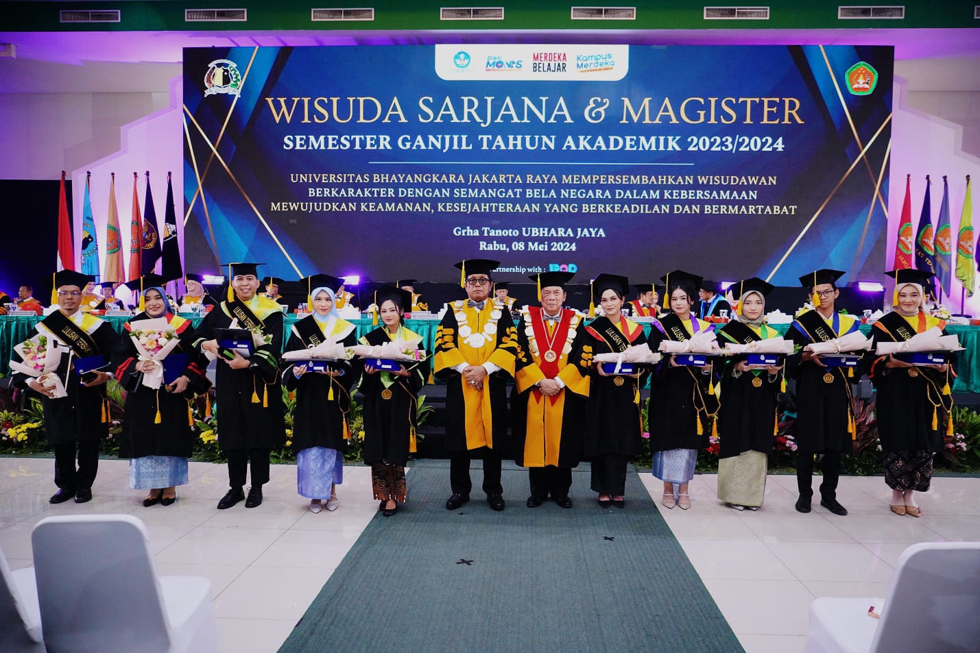 Foto Bersama Rektor Ubhara Jaya Prof.Bambang dengan Wisudawan Terbaik