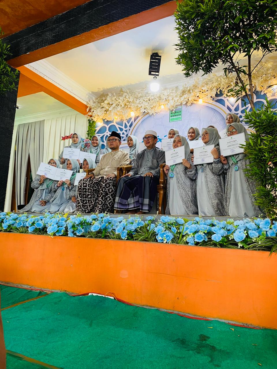 Foto Bersama dengan KH.Muhammad Aiz dan KH.Dhiya Al Maqdisi keempat dari kanan