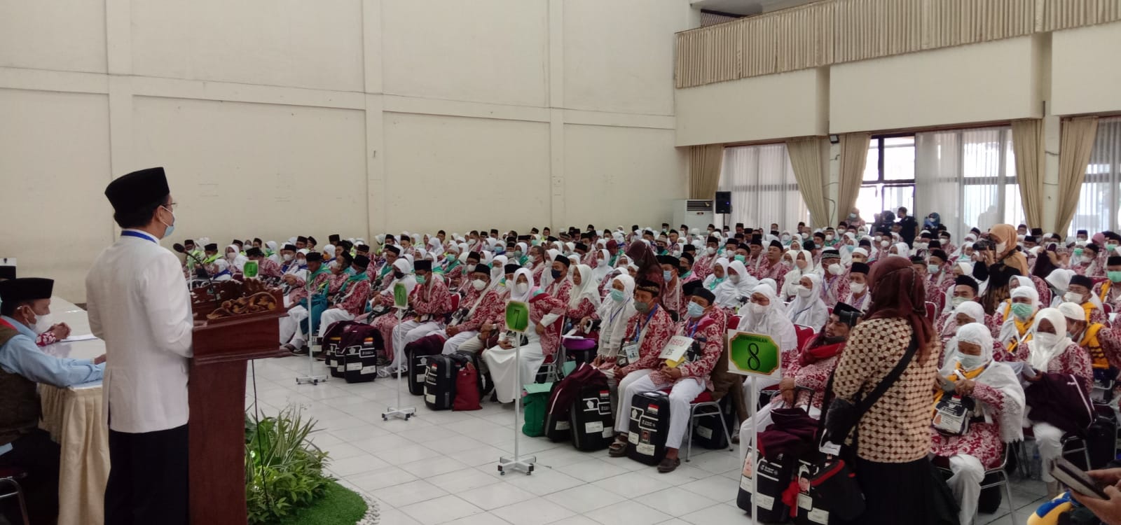Jamaah Kloter 1 tiba di embarkasi Jakarta Bekasi