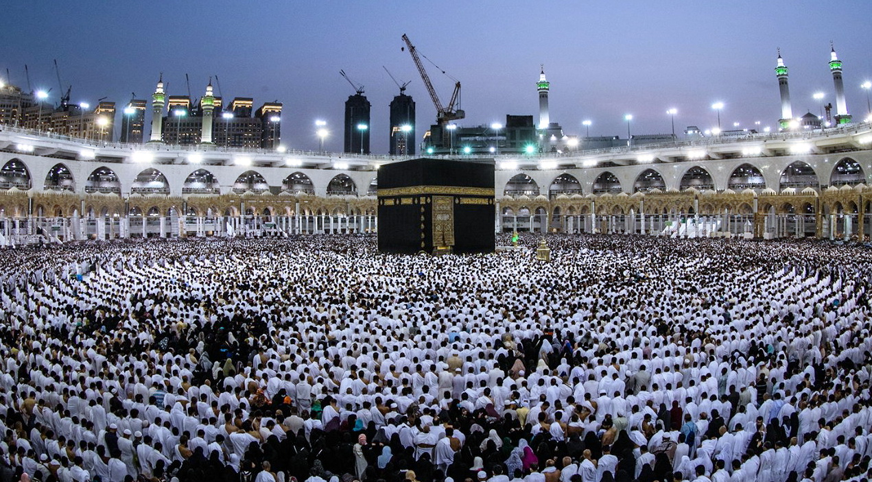 Jemaah haji melaksanakan sholat di depan Kakbah