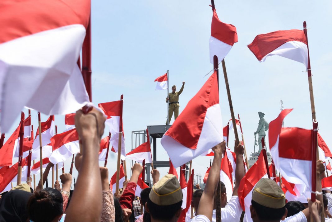 Mengibarkan Bendera Merah Putih