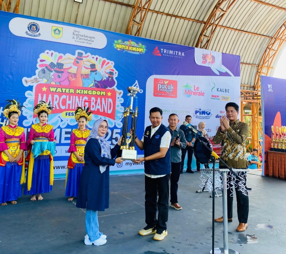 Penyerahan Piala Bupati Bogor di Lomba Water Kingdom Marching Band