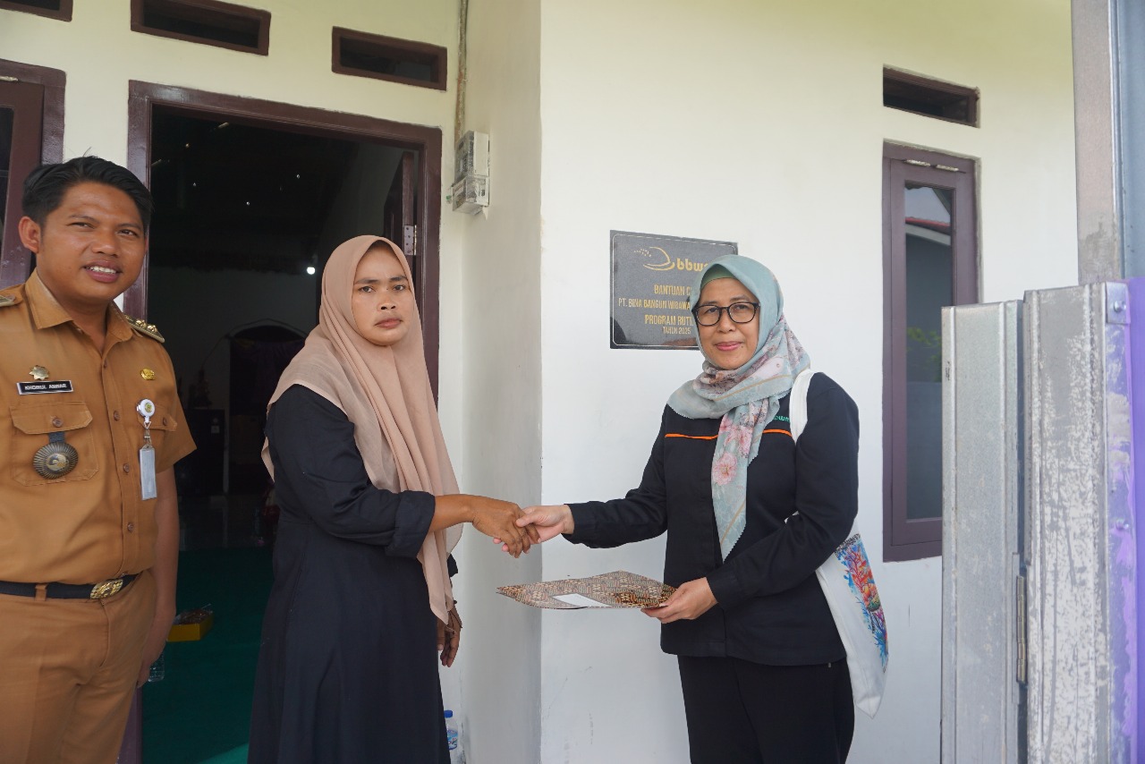 Penyerahan bantuan perbaikan Rutilahu dari BBWM