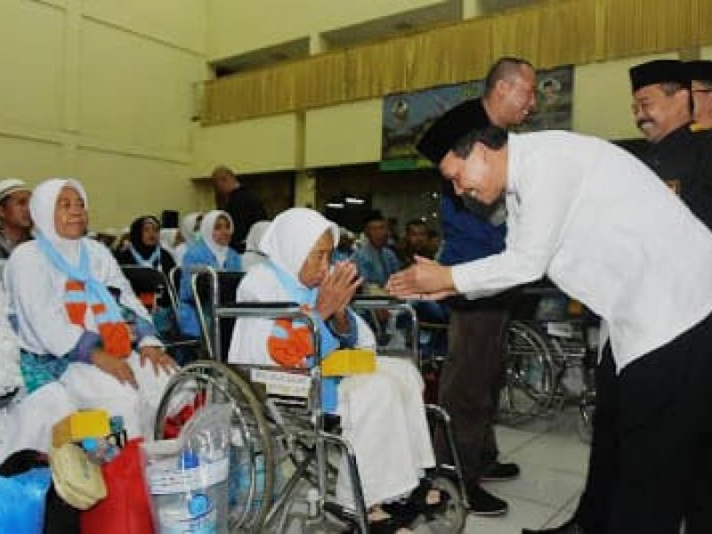 Plh Sekda Jabar, Daud Achmad menyambut kepulangan kloter pertama jemaah di Embarkasi Jakarta Bekasi