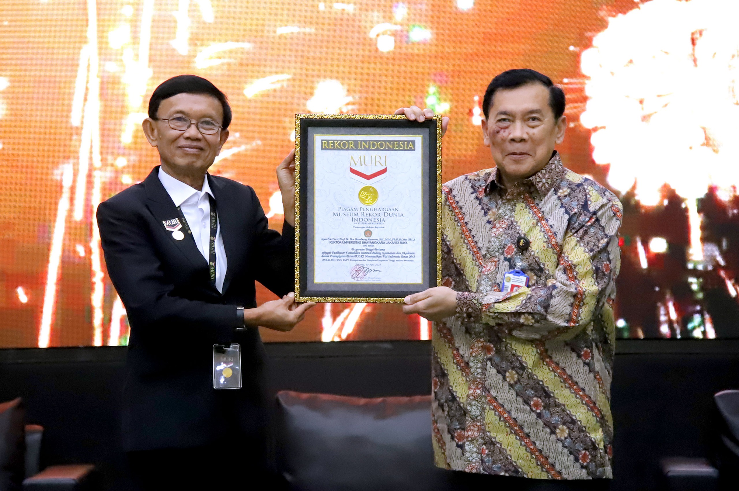 Rektor UBJ Irjen.Pol.Purn Prof.Dr.Drs.Bambang Karsono Terima Penghargaan dari MURI
