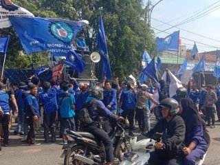 PHK Sepihak, Massa Buruh Gelar Demo di Gudang Distribusi Coklat di Narogong Bekasi