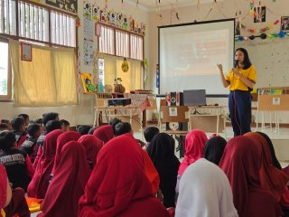 FajarPaper Edukasi Pengelolaan Sampah kepada Anak-Anak SD di Muara Gembong untuk Peringati World Cleanup Day