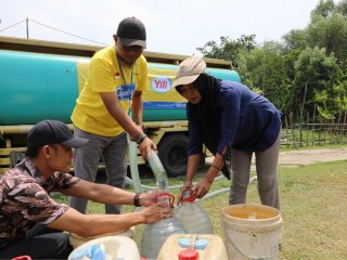 Yili Indonesia Dairy Salurkan 80.000 Liter Air Bersih untuk Atasi Kekeringan di Desa Sukamukti